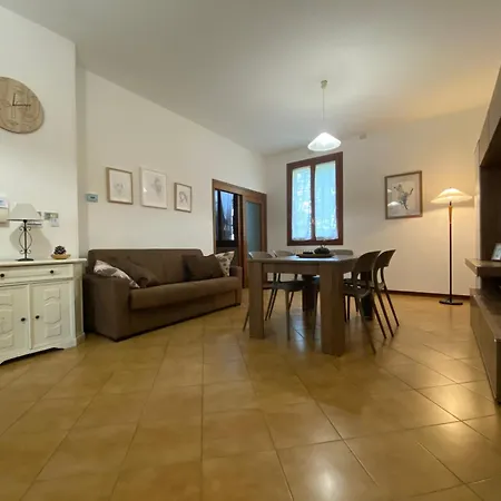 Ampio Vicino All'autodromo - Ample Near The Racing Circuit إيمولا