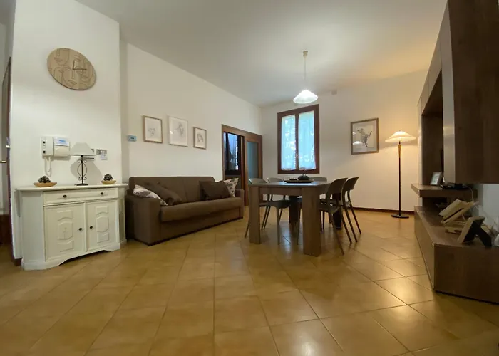 Ampio Vicino All'autodromo - Ample Near The Racing Circuit إيمولا